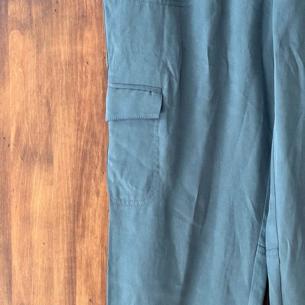 NWT Banana Republic Gray Cuffed Joggers | Size M | Cargo Pockets | Fall 2019 - Picture 10 of 17